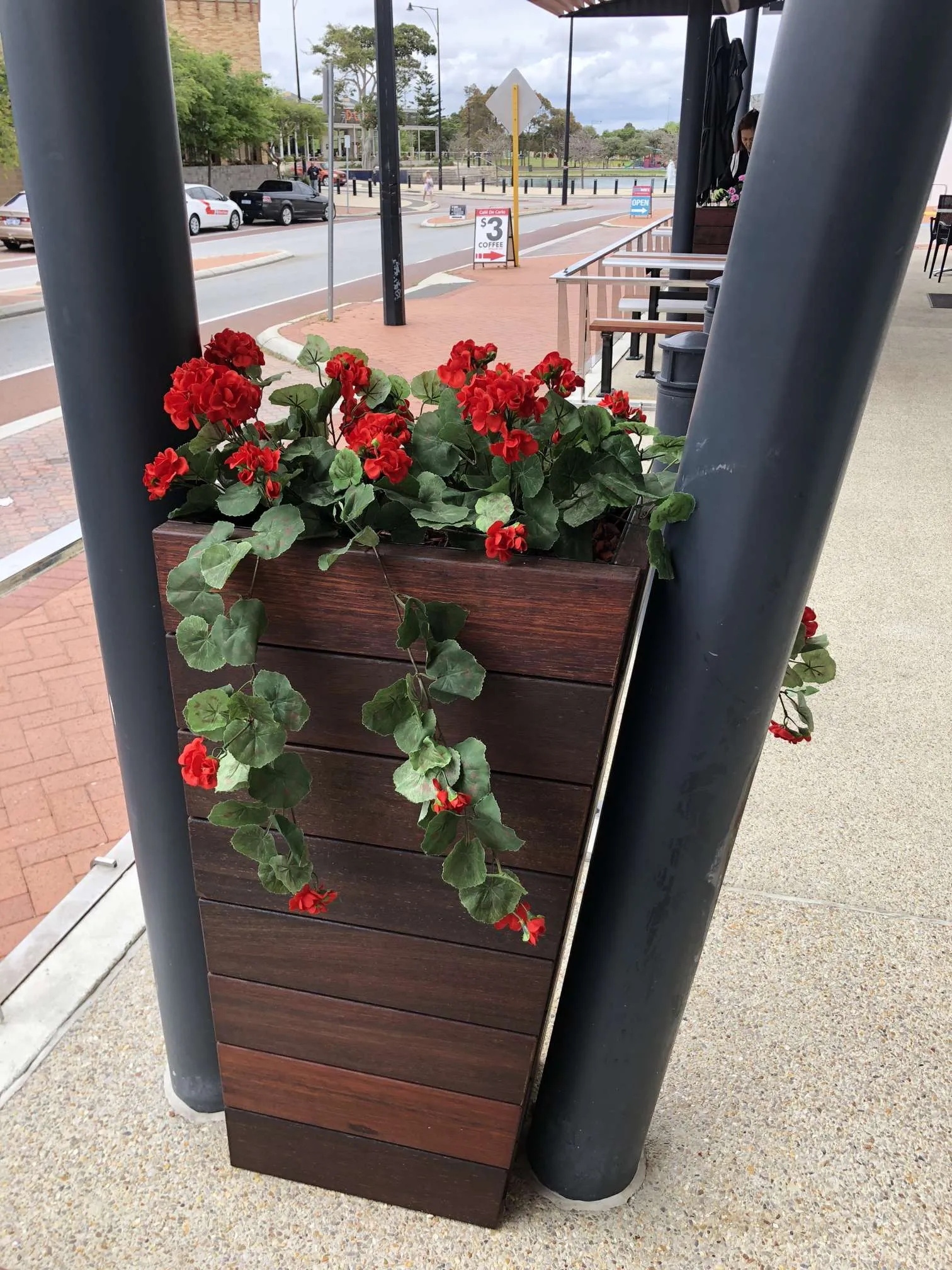 Brighton Village Butler - Artificial Geranium for Built-in Planters