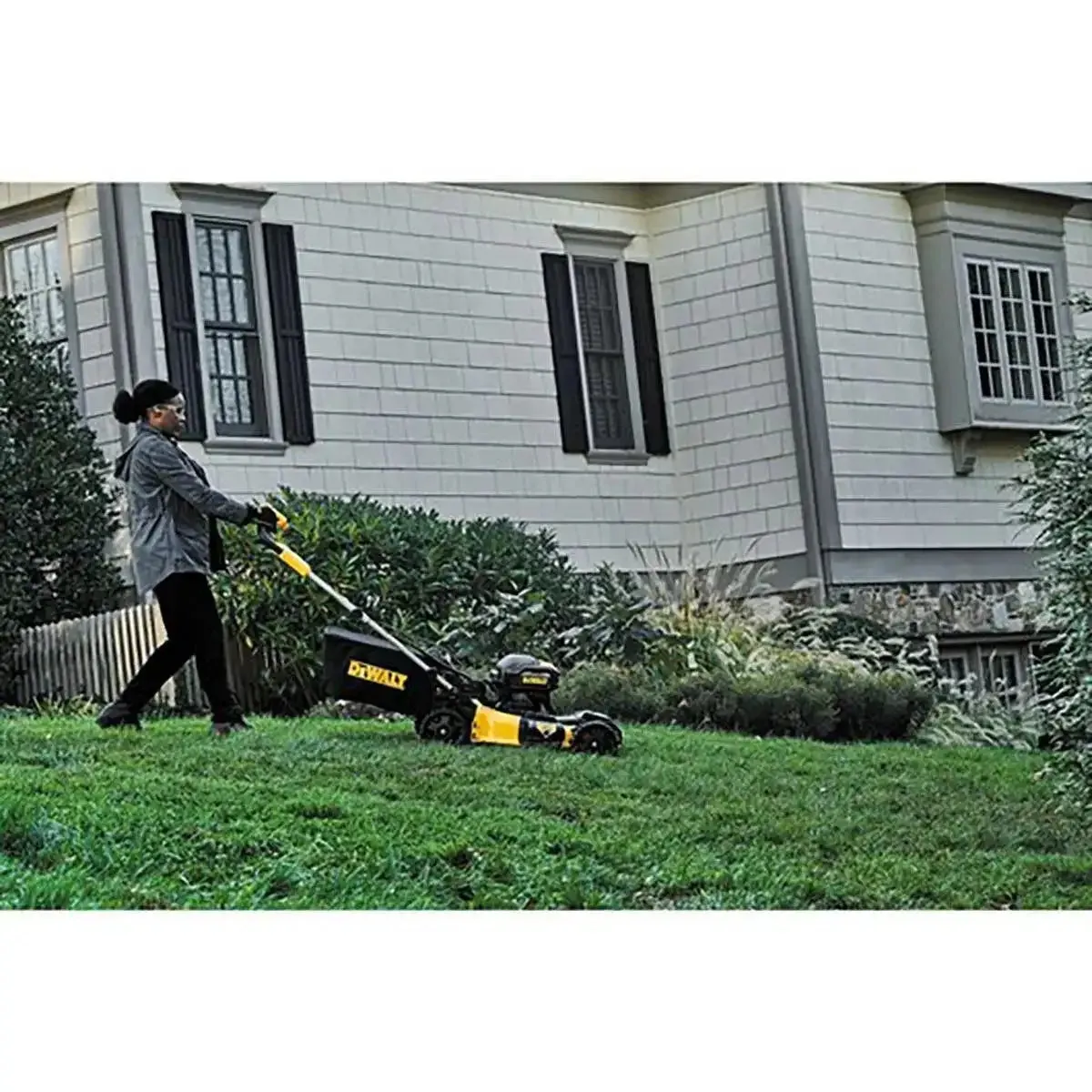 DeWalt 20V MAX 21.5in FWD Self-Propelled Lawn Mower