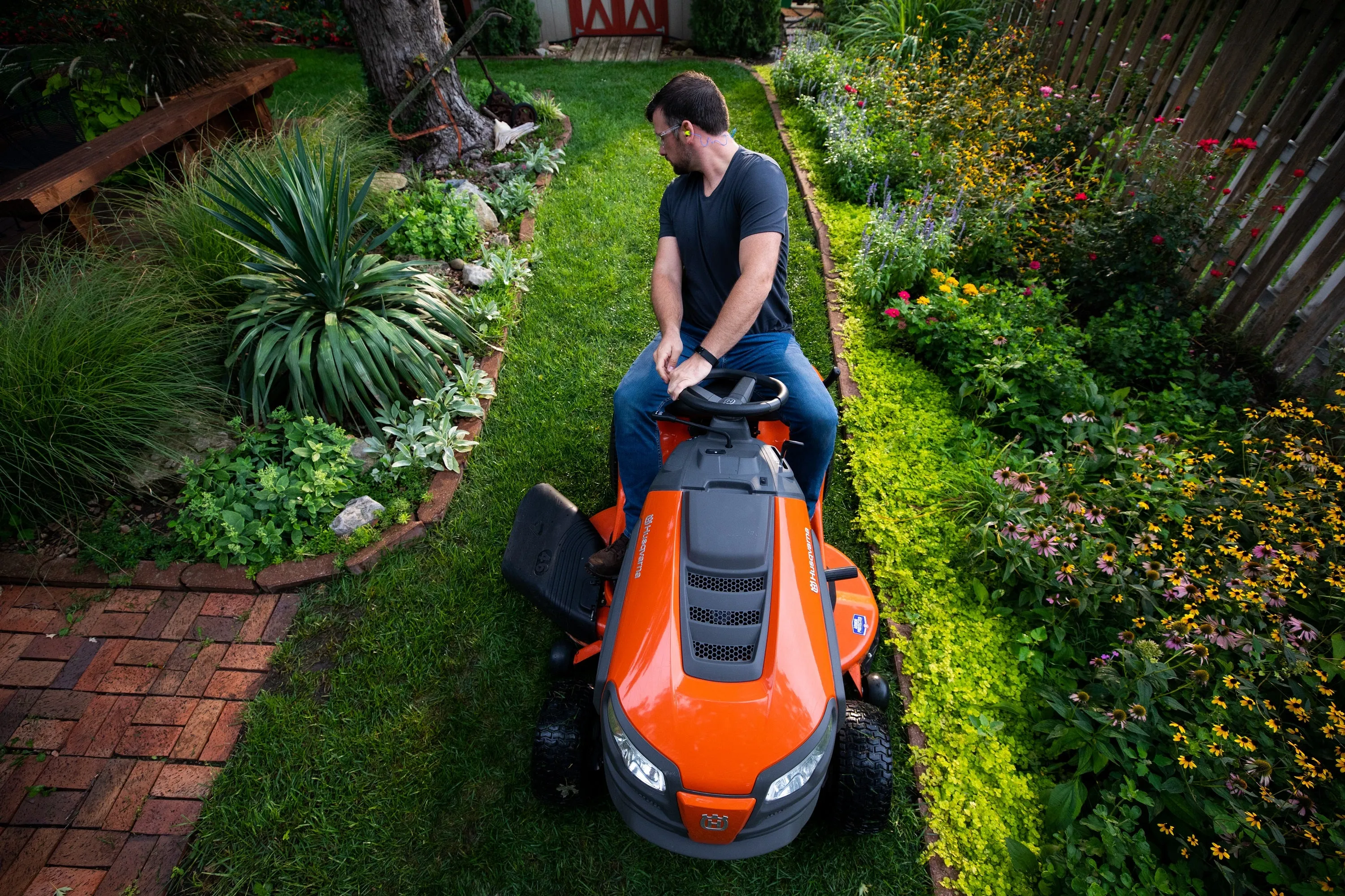 Hustler Dash XD 34" Residential Zero-Turn Mower w/ Kawasaki FR541 (15HP)