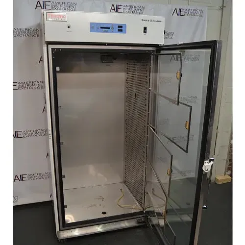 Thermo Forma 3950 reach-in incubator w/internal doors