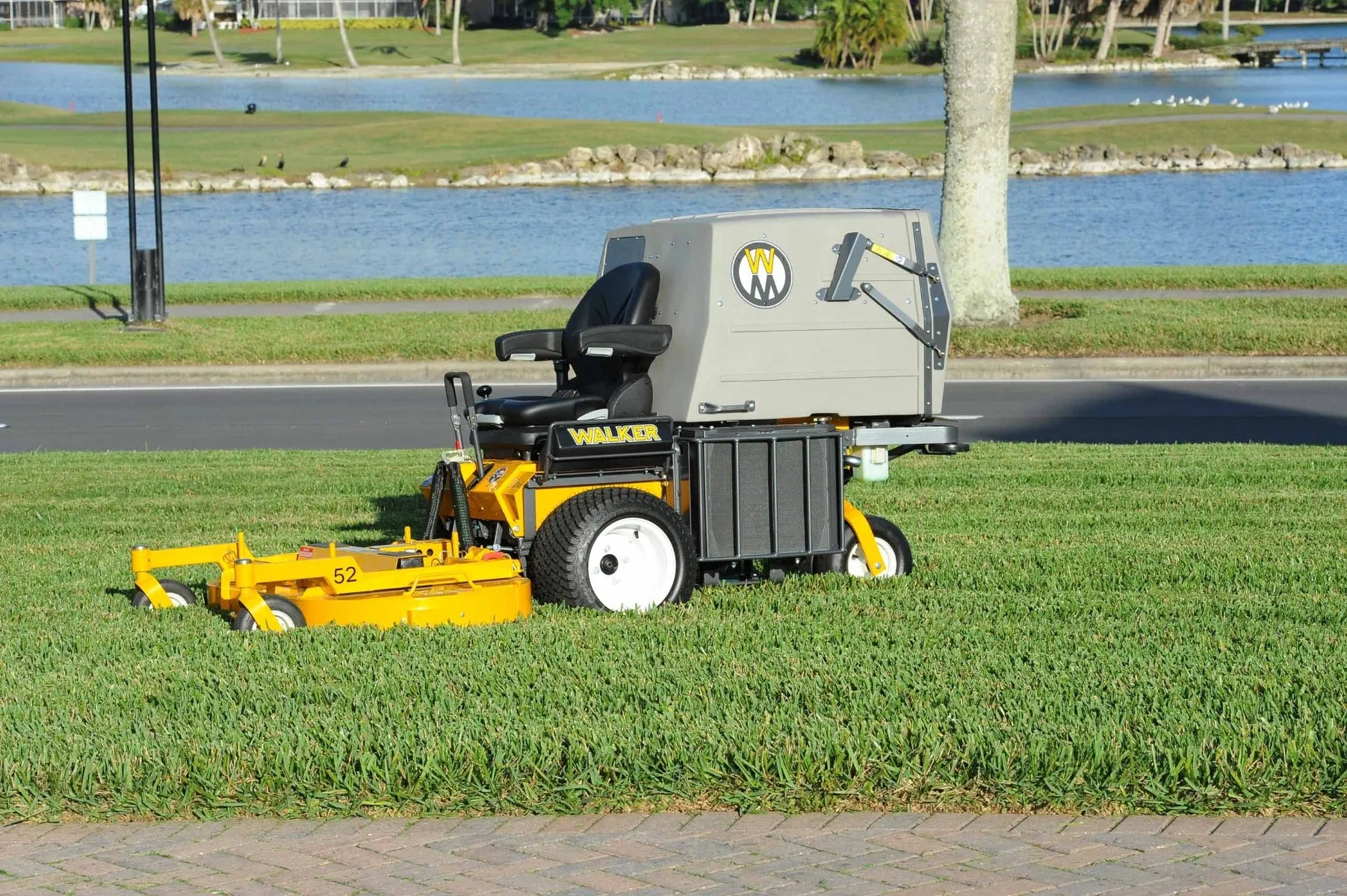 Walker Mowers MD21DGHSH Grass Handling Diesel Mower with High Dump 21HP