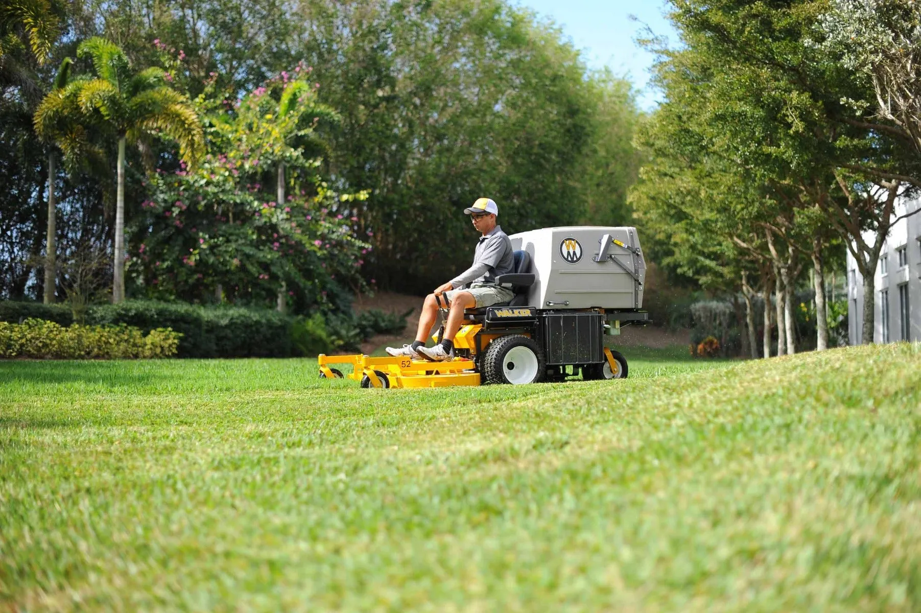 Walker Mowers MD21DGHSH Grass Handling Diesel Mower with High Dump 21HP